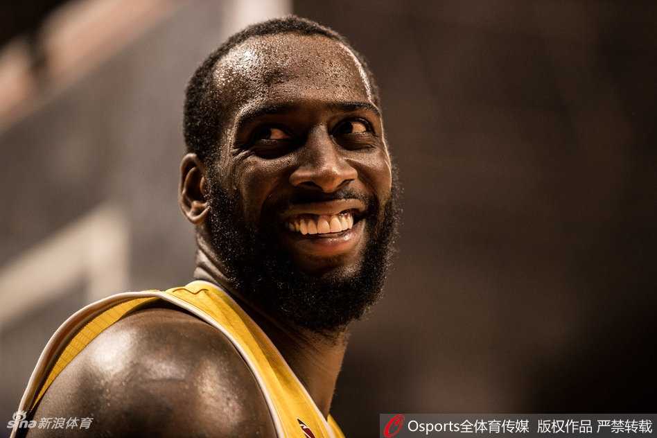 浙江队惠龙儿篮下强起造成犯规，他全场得到14分，为球队胜利贡献了重要力量