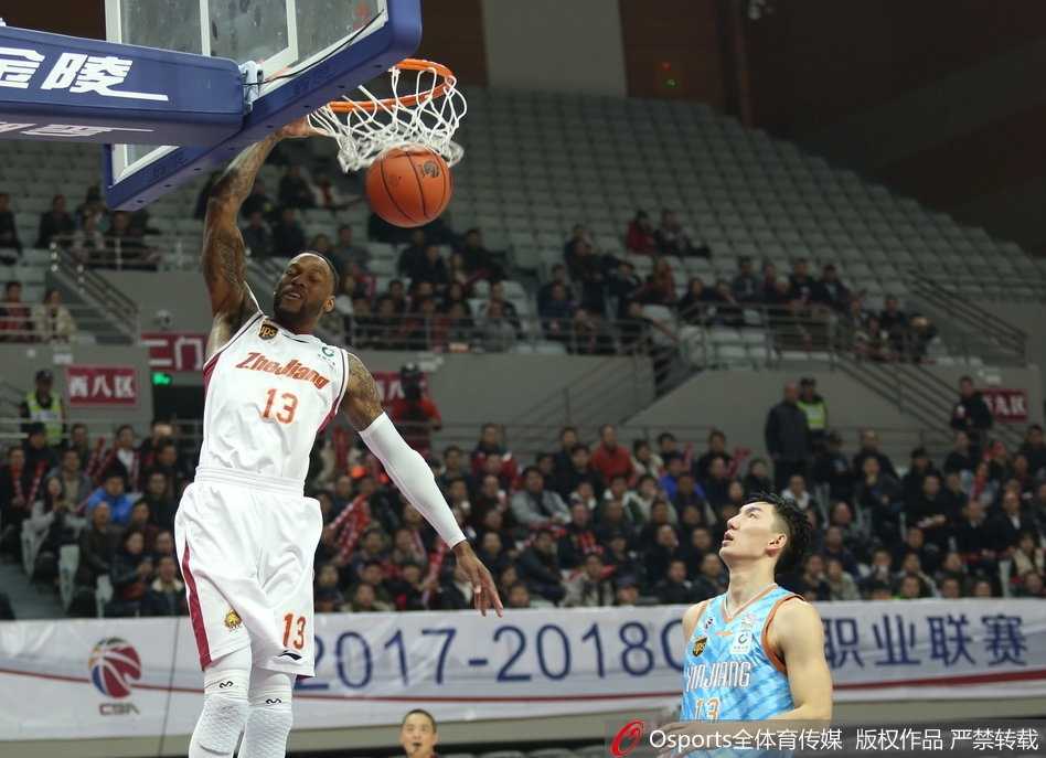 浙江与新疆内线肌肉丛林中的篮板争夺，三名球员同时起手，篮球在指尖被点起