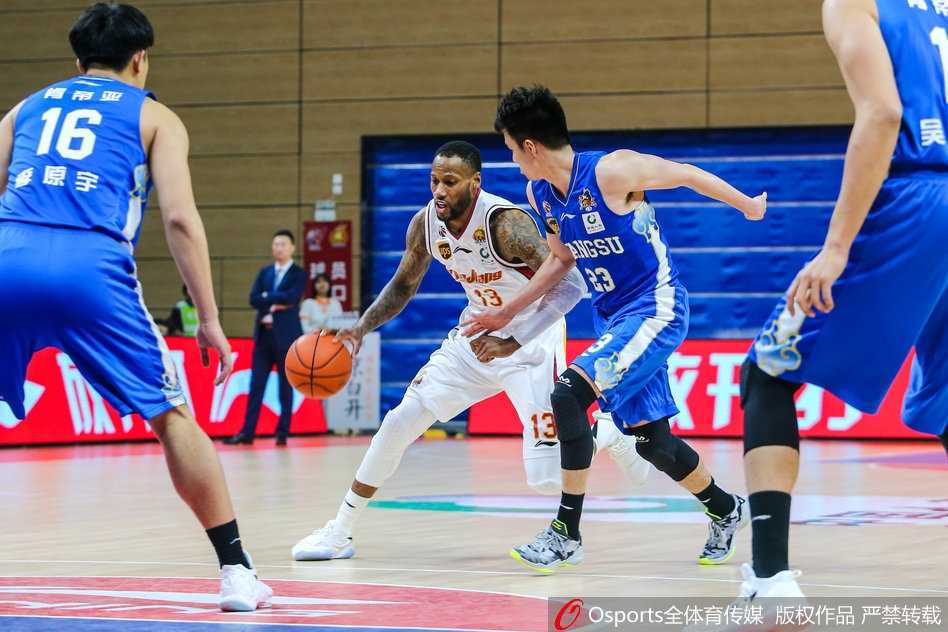 面对江苏肯帝亚的严密防守，浙江队球员依然奋力突破，这场比赛是对双方意志品质和体能的极限考验。