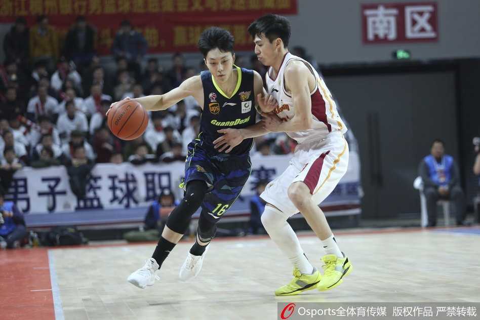 终场哨响后，全场砍下最高分的易建联与队友击掌庆祝这场来之不易的客场胜利，脸上露出笑容。