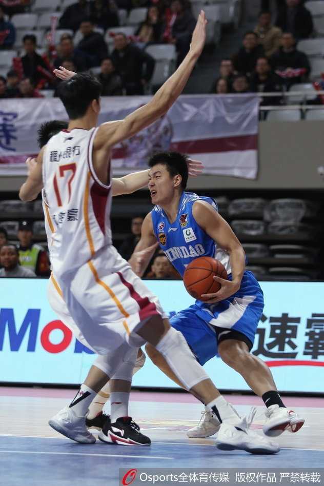 青岛队小将丁皓然跳起压哨三分出手瞬间，皮球划过一道美妙的弧线直奔篮筐