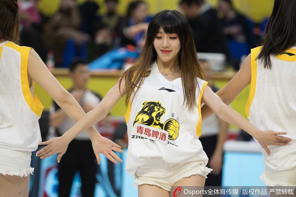 浙江广厦主场灯光璀璨，篮球宝贝们身着统一的金色短裙装束，在赛场中央整齐列队，她们洋溢着青春的笑容，准备为即将开始的比赛献上热情洋溢的开场舞。