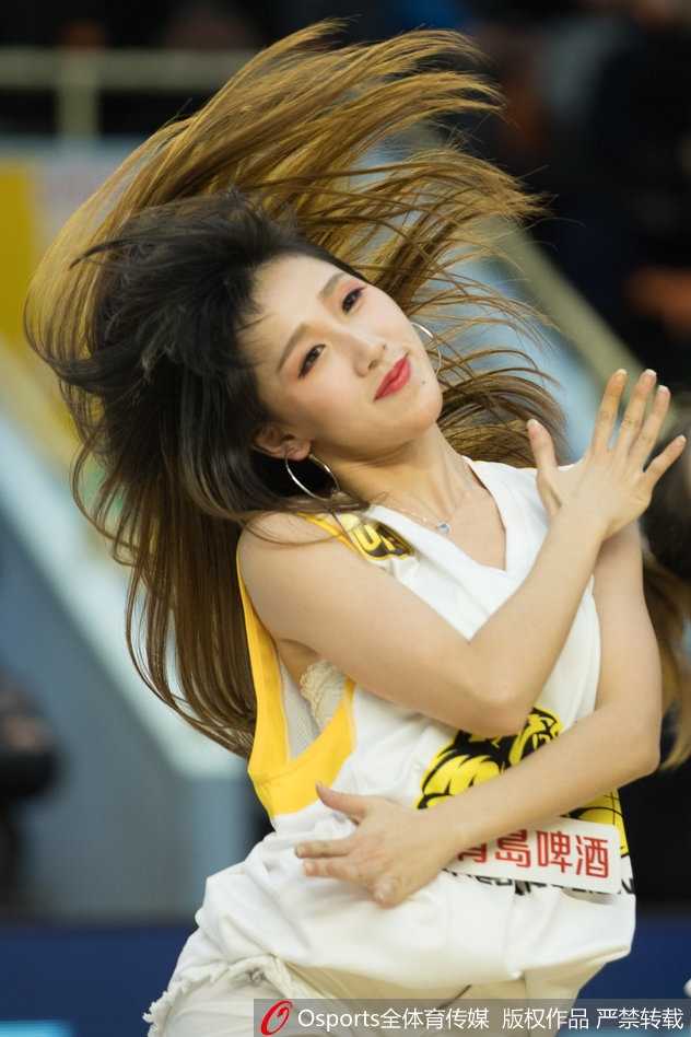 特写镜头下，一位留着齐刘海、笑容甜美的篮球宝贝手拿金色花球。精致的妆容和充满青春气息的脸庞，记录下了2017-2018赛季这个属于广厦和球迷的美妙夜晚。