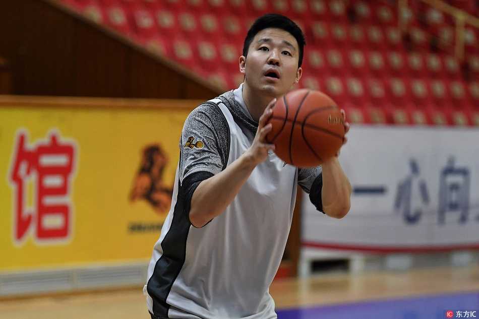 胡金秋与博洛西斯在内线攻防中激烈卡位，老将的经验与新星的锐气在训练场上碰撞融合。