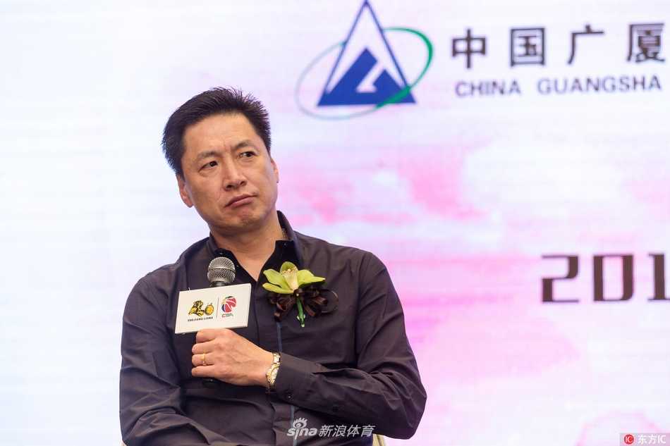 全队上下精神饱满，在新赛季发布会上整齐亮相，眼神中充满对胜利的渴望