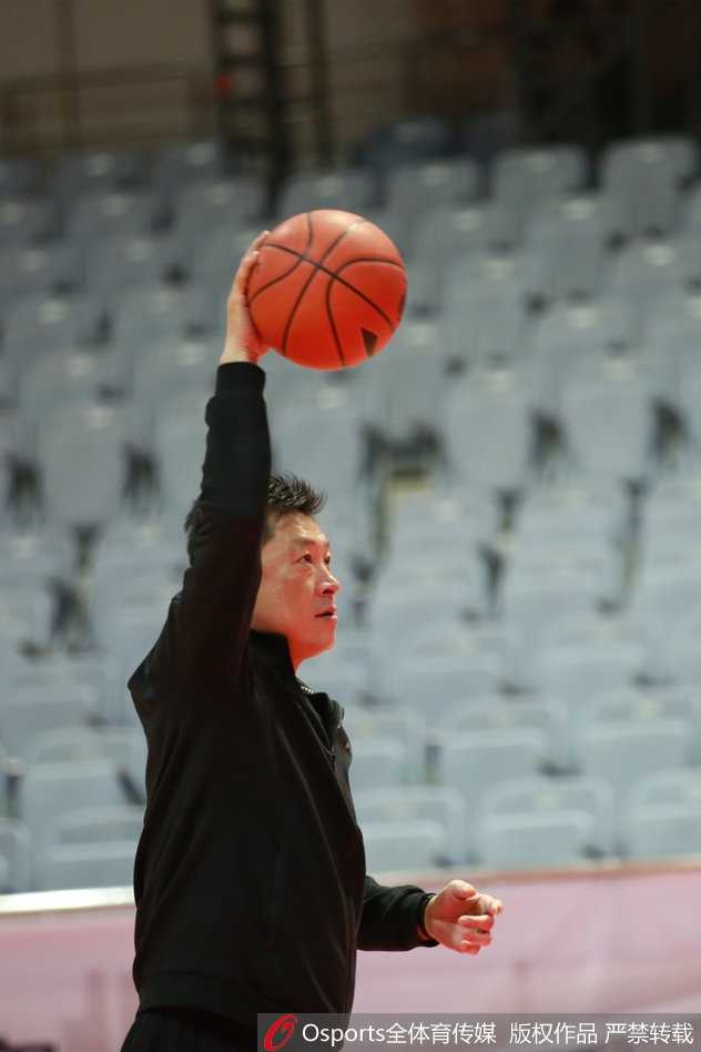 李春江在训练间歇与球员轻松交流，魔性笑容再现，缓解了高强度训练带来的紧张气氛。