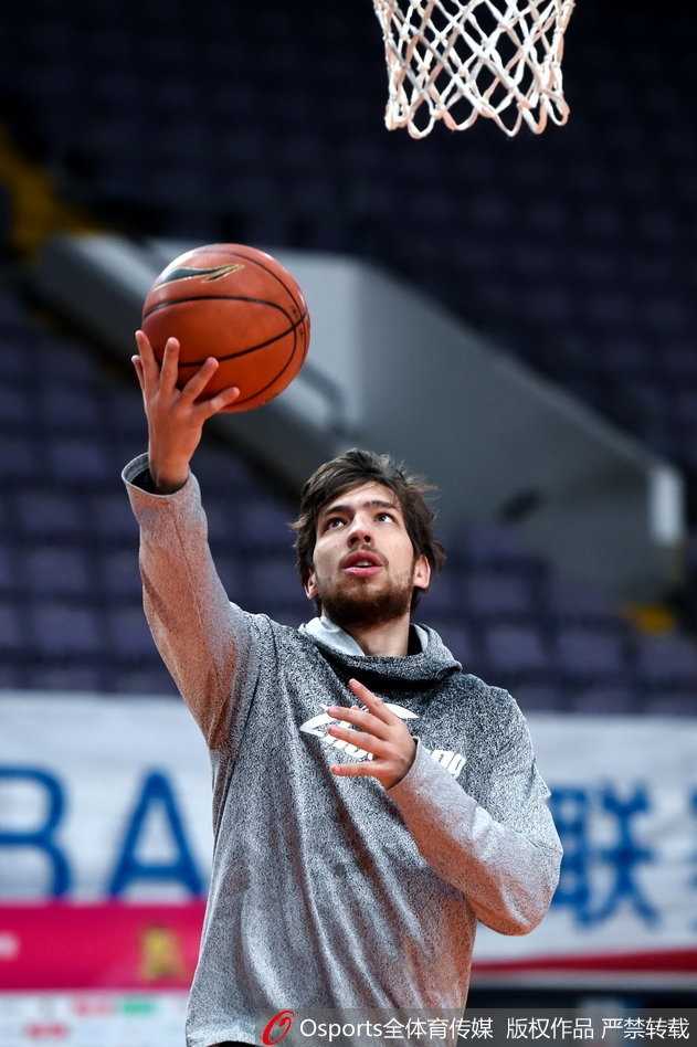 斯托克斯独自一人进行拉伸放松，柔和的顶光勾勒出他背部肌肉的线条，训练馆里只剩下篮球撞击地面的回响，他沉默的身影与白天的喧嚣传闻形成鲜明对比，一切尽在不言中。