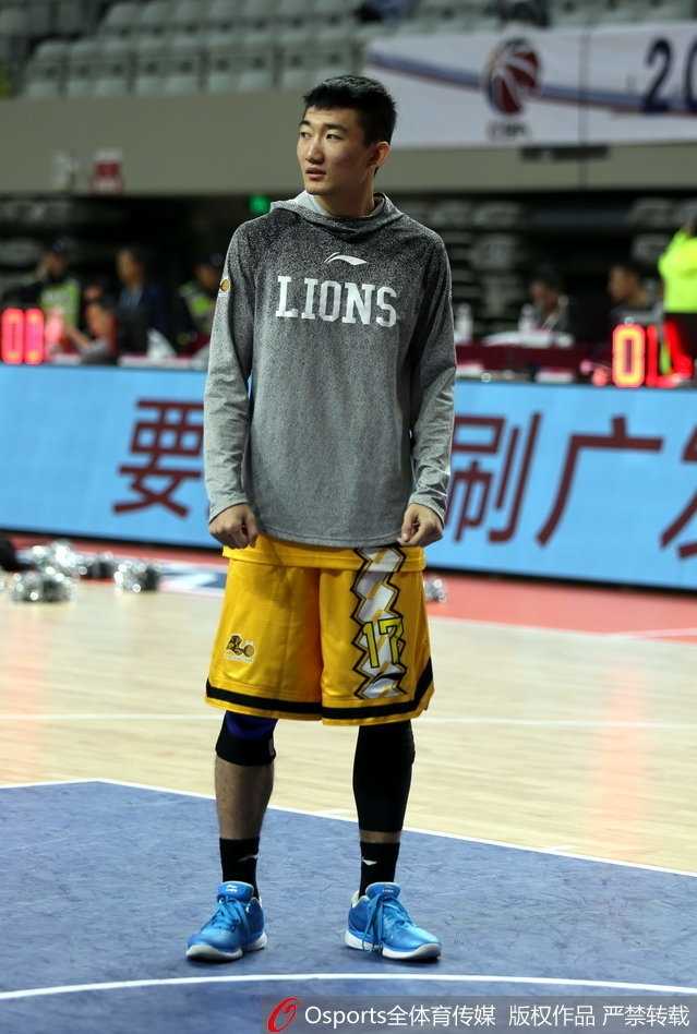 主帅李春江场边双手比划大声指点迷津，神情严肃指挥若定，细节之处尽显名帅风范