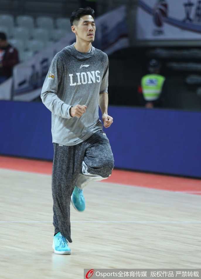 广厦队魂林志杰在赛前拉伸中表情专注，老将的坚毅写在脸上，身体状态调整到最佳待命