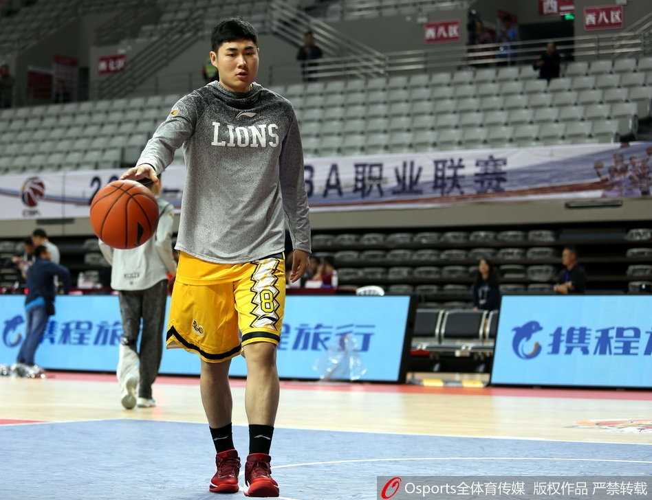 广厦内线球员胡金秋背身练习单打技术，动作扎实稳健，汗水浸透球衣映衬着青春力量