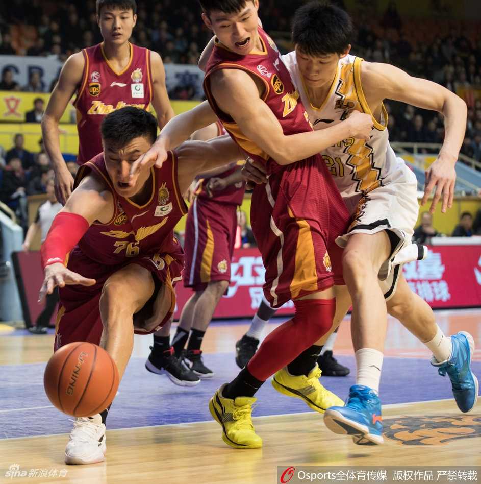 博洛西斯与斯托克斯篮下激烈卡位，肌肉碰撞瞬间力量感十足