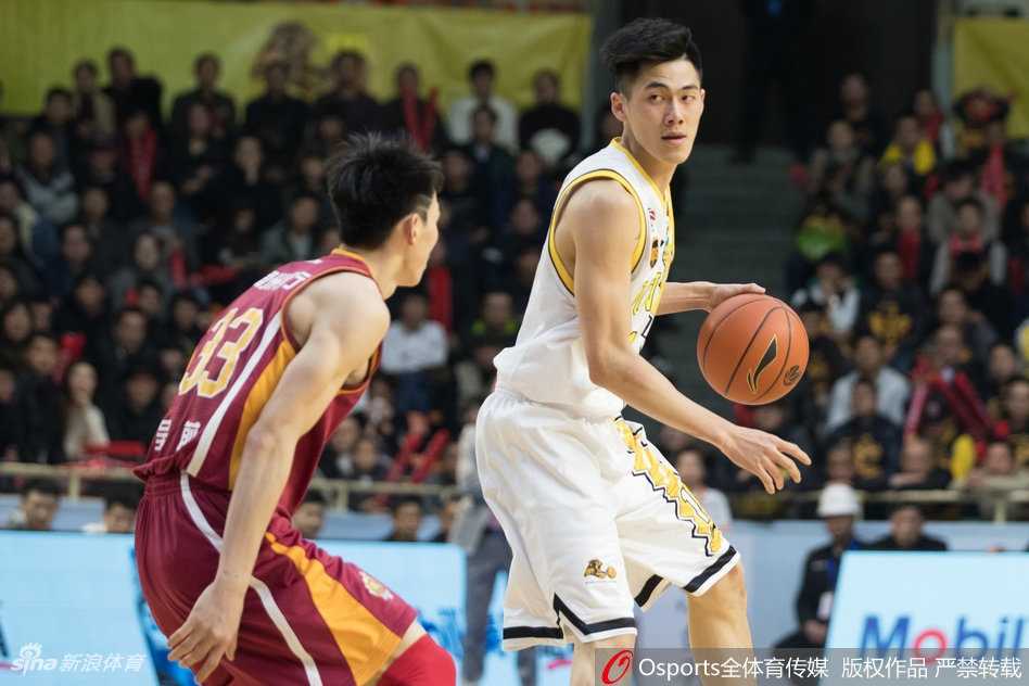 福特森高速运球穿越浙江队防线，眼神坚定寻找篮下机会