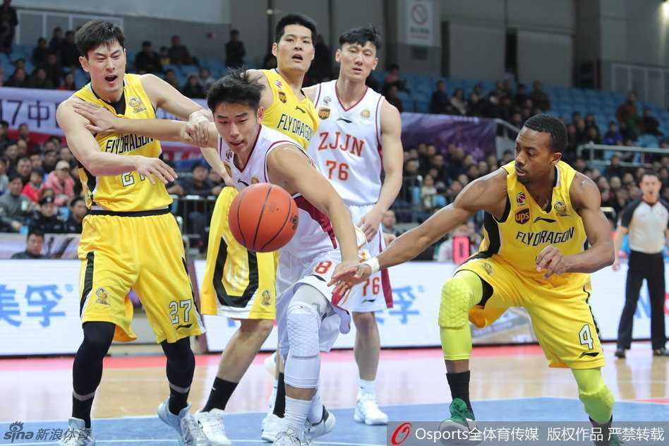 战况激烈瞬间，麦克鲁姆在重重防守下奋力突破，与对方球员发生身体接触，裁判果断鸣哨示意犯规。