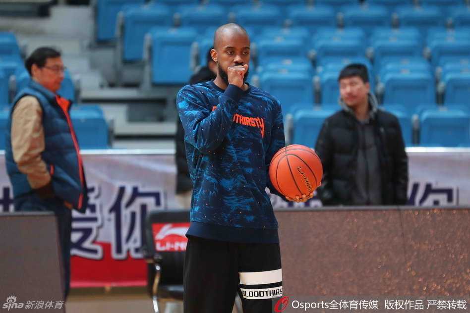 张大宇篮下强打，利用身高优势稳稳将球放入篮筐，内线统治力尽显。