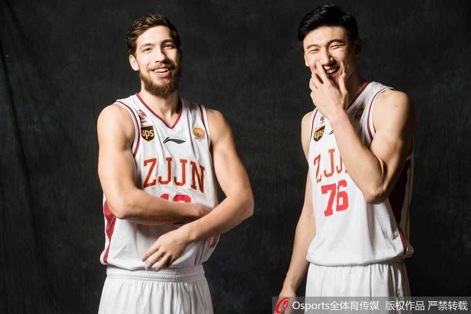 刘泽一在防守端高高跃起封盖对手的投篮，他充满活力的表现展现了浙江队年轻内线的防守威慑力和拼搏精神。