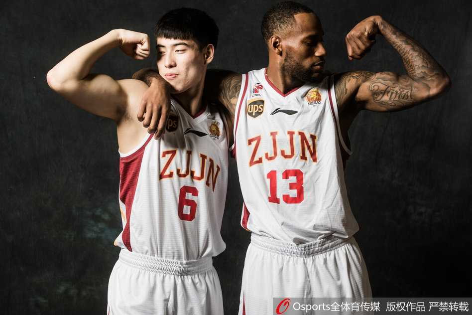 外援威姆斯高高跃起准备投篮，动作舒展流畅，他在浙江队期间是当之无愧的得分核心，用一次次精准的中投帮助球队前进。