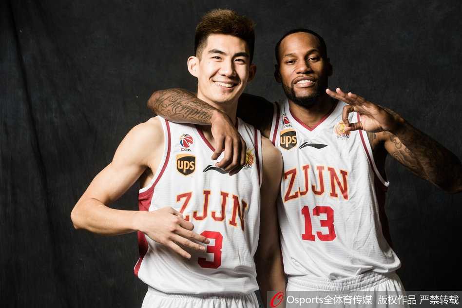 赖俊豪与吴前在比赛中击掌相互鼓励，眼神中充满信任，这对内外线搭档的化学反应是浙江队进攻流畅运转的关键。