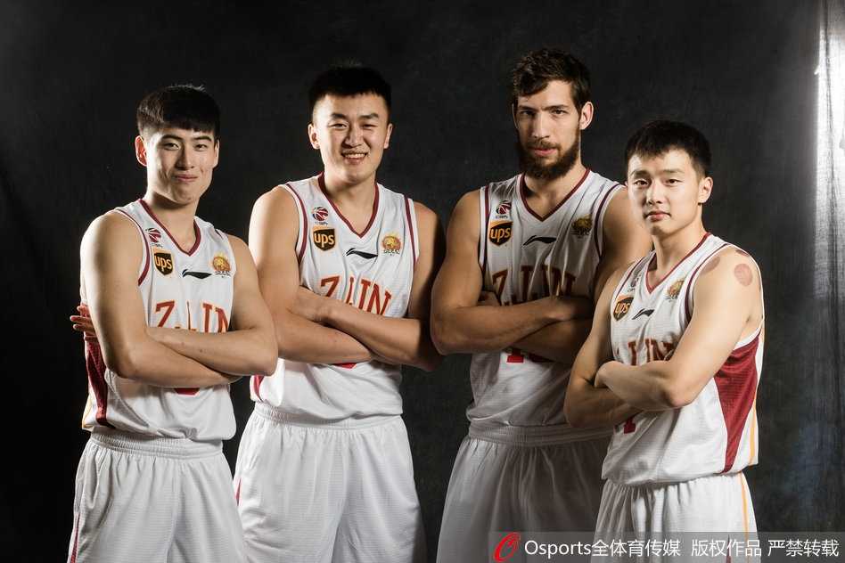 程帅澎运球飞速突破，面对防守者毫无惧色，他 aggressive 的姿态正是浙江队年轻血液冲击力的最好写照。