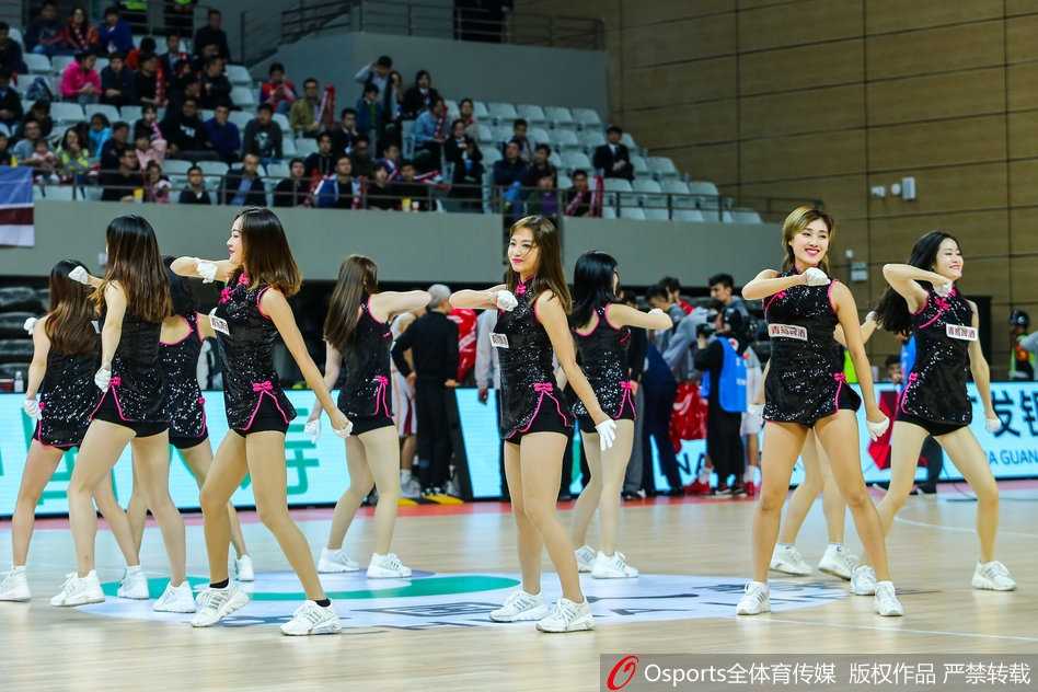 浙江稠州银行啦啦队的全体队员在赛后合影留念，她们身后的屏幕上显示着比分牌，灿烂的笑容记录下了这场大胜背后的美丽身影。