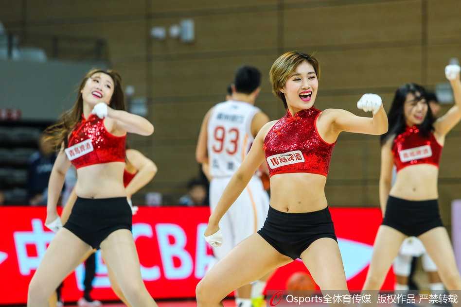 热舞过后，几位篮球宝贝对着镜头做出可爱的鬼脸和手势，她们与看台上近在咫尺的球迷开心互动，展现了赛场外的亲和力。