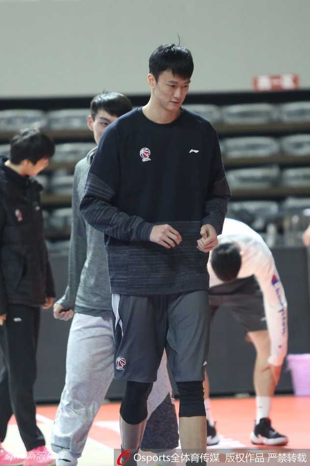 浙江队外援威姆斯持球强行突破，防守球员贴身紧逼，肌肉碰撞间火花四溅，整个球馆都感受到那股舍我其谁的霸气