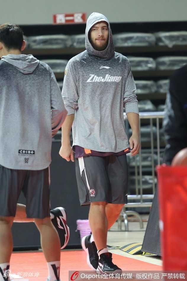 小将赖俊豪如直升机般腾空，单手将球狠狠砸进篮筐，身体在空中形成完美的反弓，力量与美感在这一刻定格