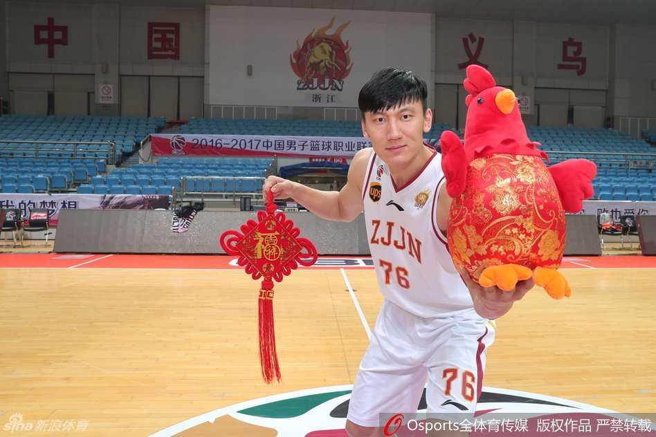 张永鹏抱拳施礼，身后是队友们故意抢镜的鬼脸，更衣室里爆发出阵阵欢笑