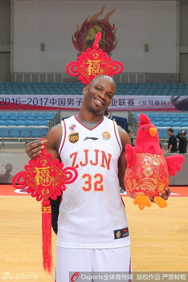 外援威利·沃伦高举烫金对联，用刚学会的中文喊出‘新年快乐’，眼角眉梢全是笑意