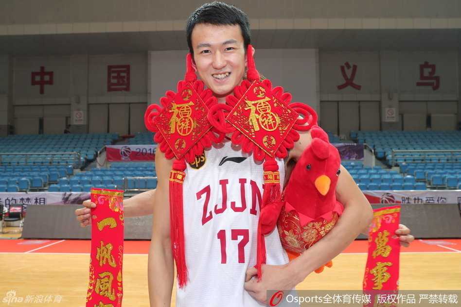 赖俊豪双手紧握中国结流苏，身后的队徽若隐若现，青涩面庞上写满对未来的坚定