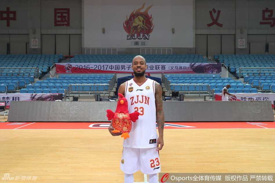 外援布朗把福字倒着举起来，特意用夸张的表情解释‘福到了’，逗乐了旁边的工作人员