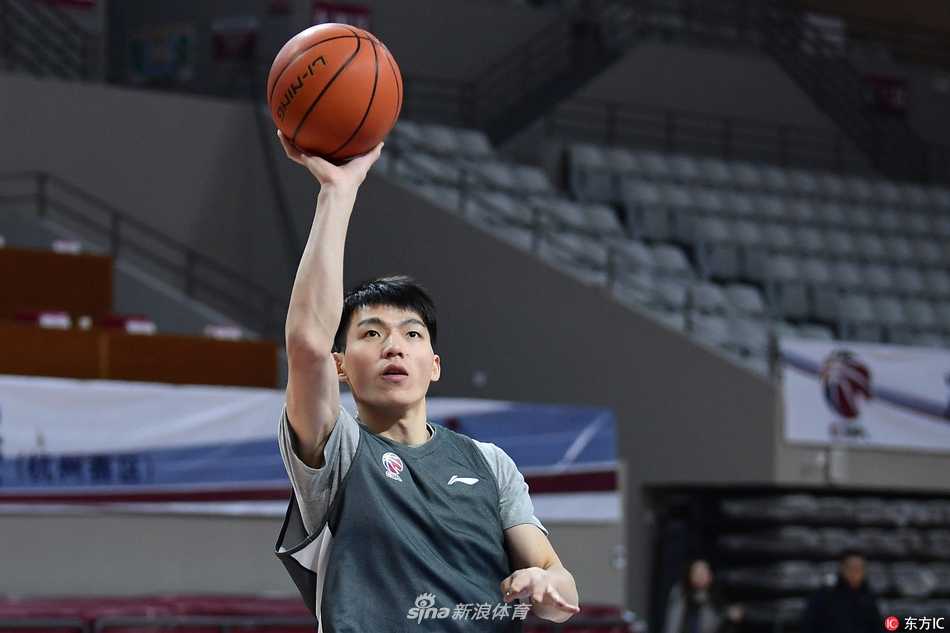 外援威姆斯在训练中秀出细腻运球技巧，面带轻松笑容，他是浙江队战术体系中不可或缺的节拍器。