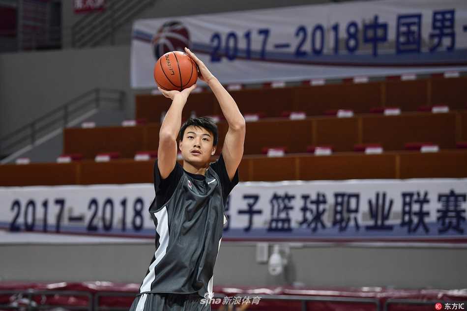 浙江队核心吴前在赛前训练中眼神坚毅，专注地进行运球练习，准备引领球队进攻浪潮。