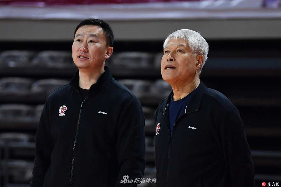 张大宇在篮下卡位训练中肌肉紧绷，奋力争夺篮板，这位内线支柱刚砍下30+10的数据气势正盛。