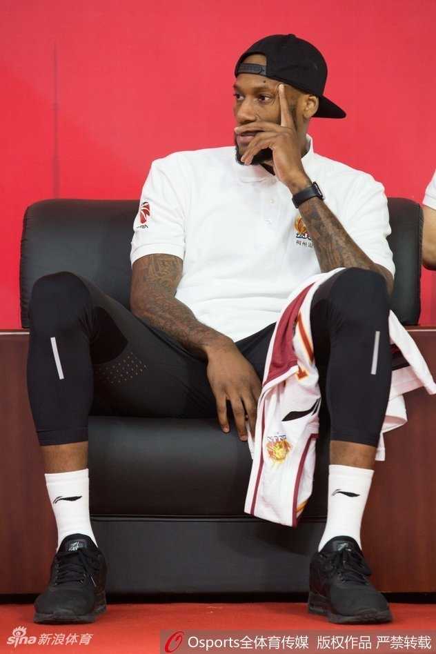 银发教父蒋兴权端坐席间，目光如炬，他作为球队顾问，为年轻的浙江男篮带来了宝贵的经验和沉稳的定力。