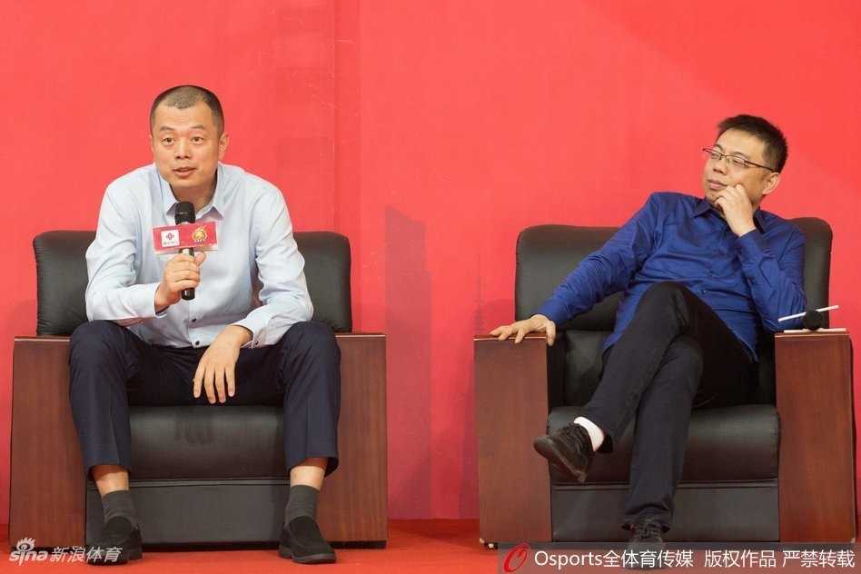 全能外援威姆斯在镜头前展示球衣，面带自信微笑，他全面的进攻技巧将是浙江男篮新赛季攻城拔寨的利器。