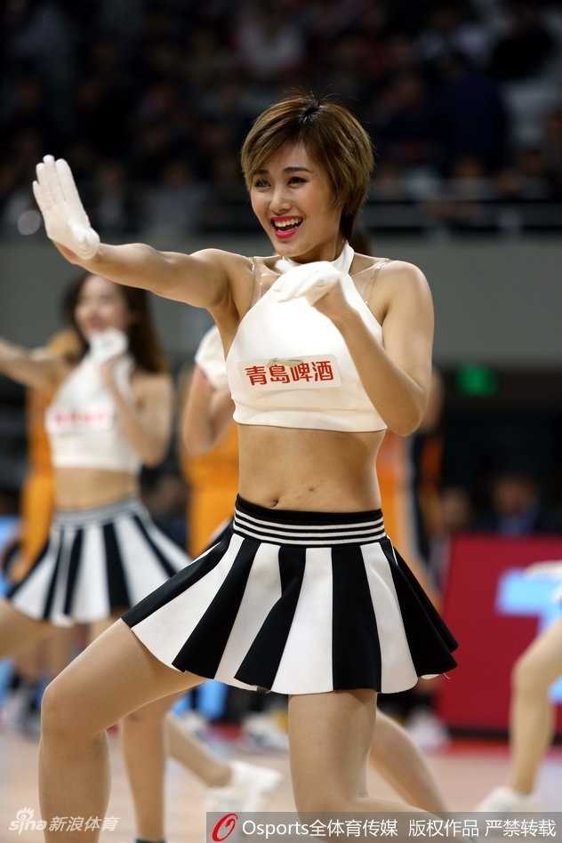 镜头拉近，一位蕞红啦啦队员的特写格外动人。她额前的刘海被汗水微微打湿，但眼神专注而明亮，手持金色花球，嘴角上扬的弧度充满了自信与活力，完美诠释了青春最美的样子。