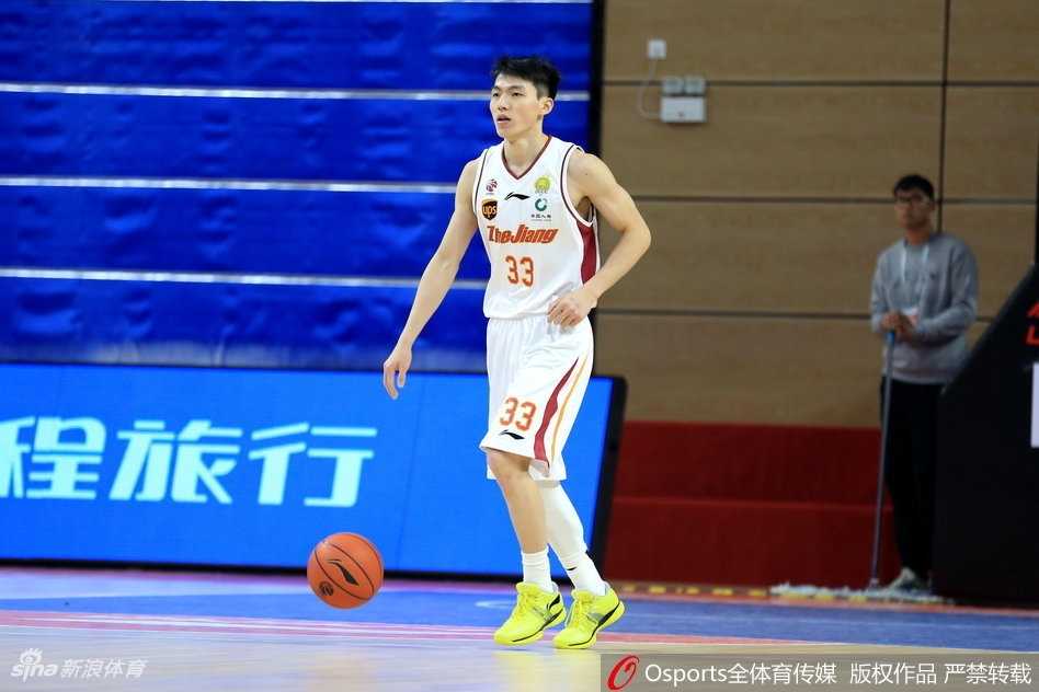 浙江队核心吴前持球快速推进，面对八一队两人的包夹防守，他毫无惧色，巧妙地将球从人缝中传出，撕开了对手的防线。