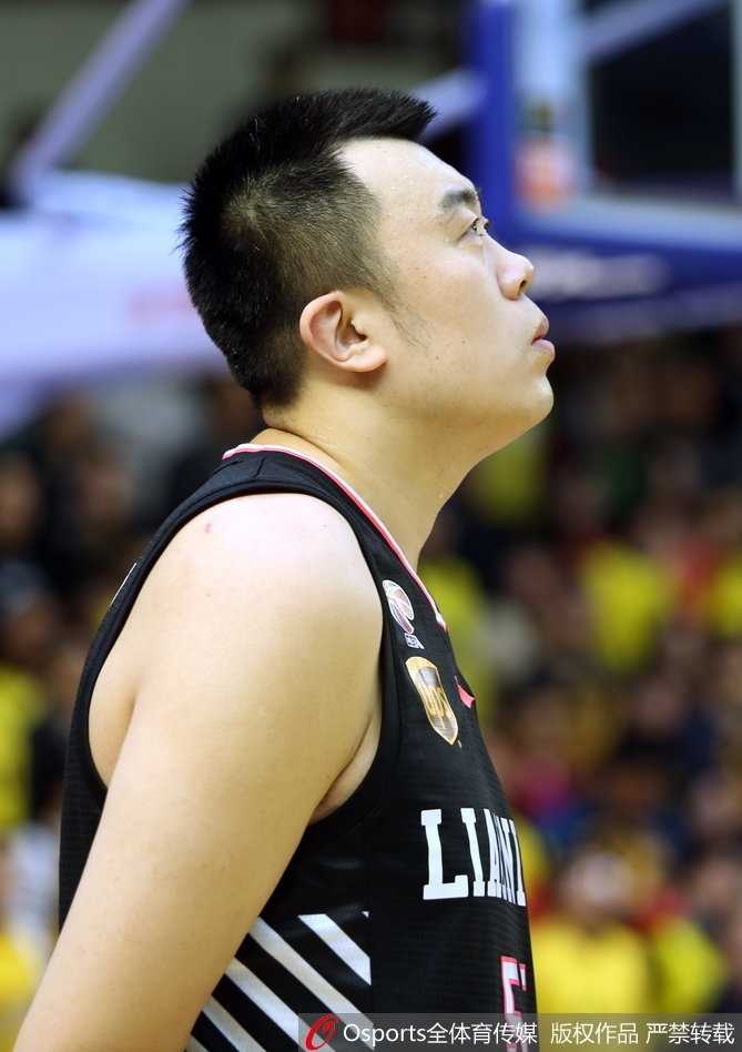 辽宁队中锋韩德君在广厦内线苏若禹面前，用强壮的身体卡住位置，单手完成一记势大力沉的劈扣，展现国产内线的统治力。