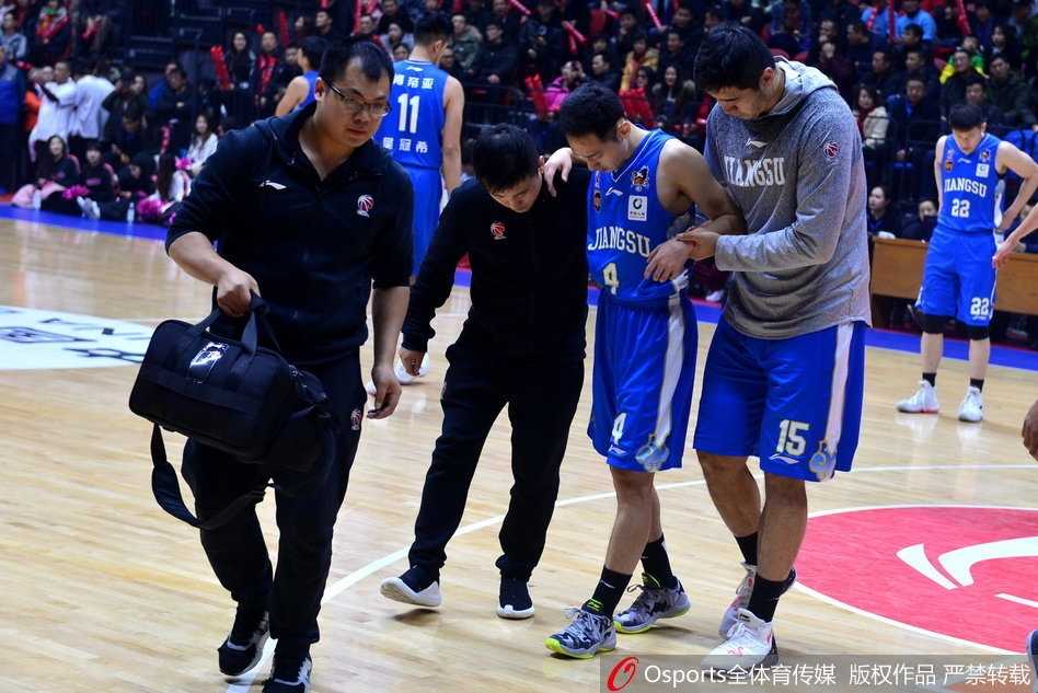 队友们小心翼翼地架起史鸿飞离开赛场，史鸿飞紧闭双眼，强忍着不让泪水流下，现场球迷纷纷投来关切的目光。