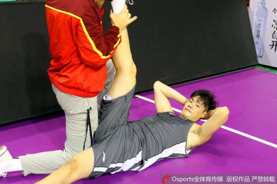 回归赛场的贺天举与队友击掌，这只曾经受伤的手如今要再次为辽宁队撑起一片天