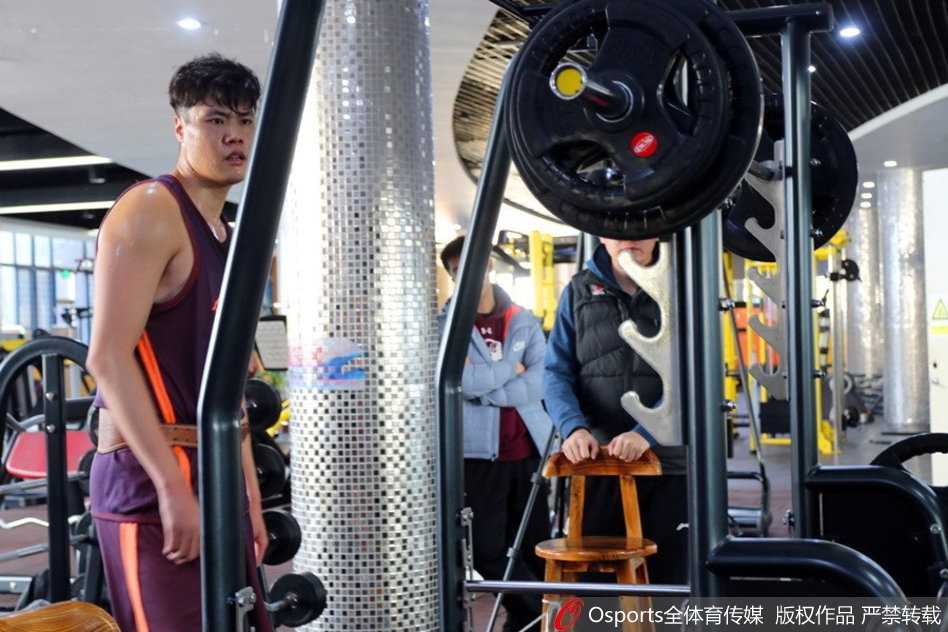 球场上贺天举目光如炬紧盯篮筐，那个自信出手的神射手终于找回了自己的瞄准镜