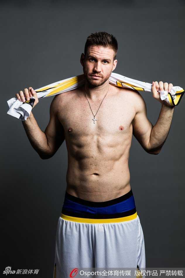 兰多夫在北控队更衣室内，身穿训练服安静地坐着，眼神深邃，仿佛在沉思比赛的策略或回顾自己的篮球之路。