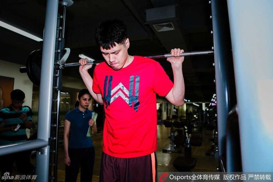 康复的印记，贺天举左膝手术创口清晰可见，这道伤疤是他职业生涯中一次沉重打击的见证，也是他重新起跑的起点。