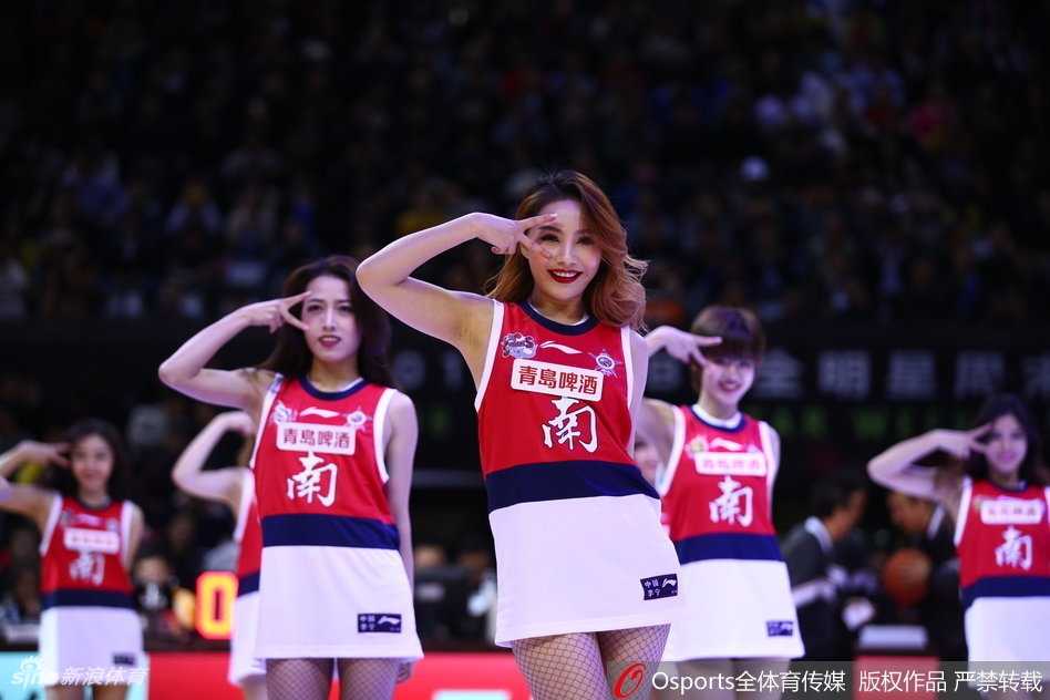 在全明星赛的灯光秀中，深圳啦啦队队员们背对镜头，面向球场，她们整齐划一的动作和满场的蓝色荧光棒汇成一片，共同营造出如梦似幻的篮球嘉年华氛围。