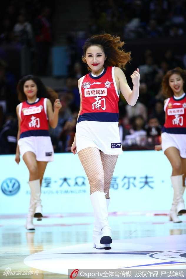 镜头拉近，这位篮球宝贝的妆容精致，眼神坚定而明亮，她手中闪耀的拉花与她甜美的笑容交相辉映，让人感受到来自东道主的热情与自信。