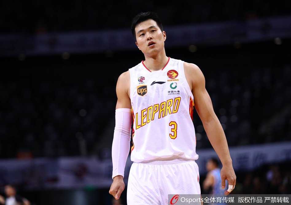 终场哨响，萨林杰高举双臂握紧拳头，脸上洋溢着胜利的喜悦，身旁的队友们纷纷上前与他庆祝。