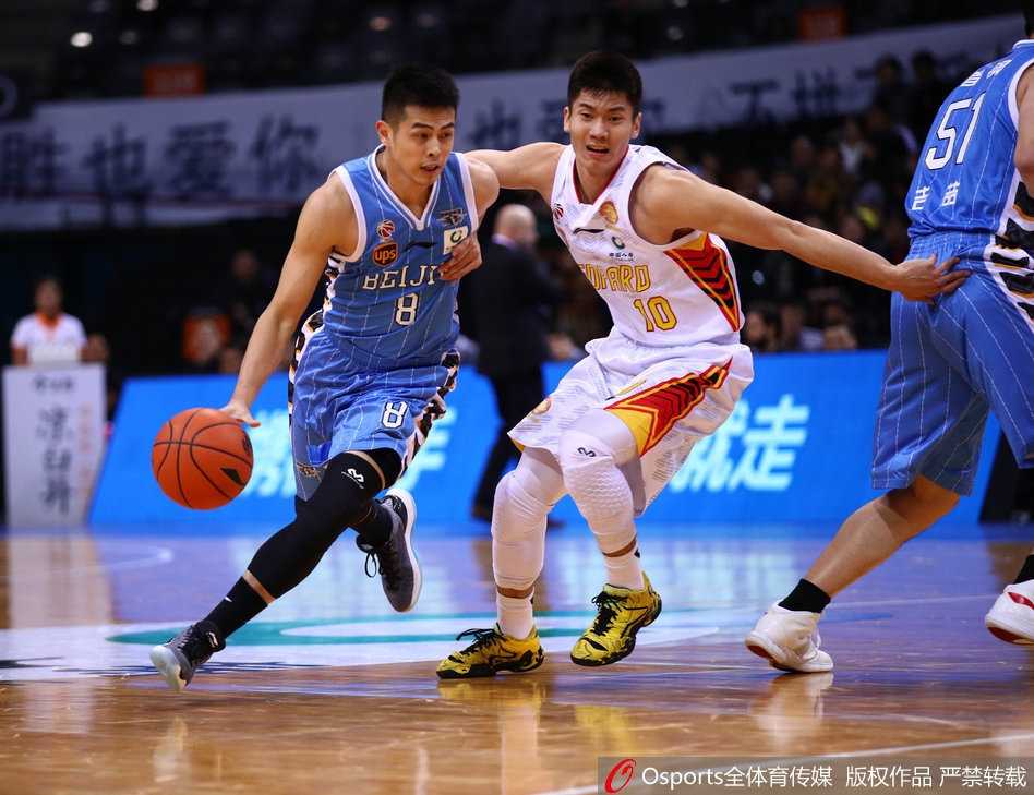 深圳外援萨林杰在两名北京球员头顶高高跃起，单手将球狠狠地砸进篮筐，内线统治力尽显无疑。