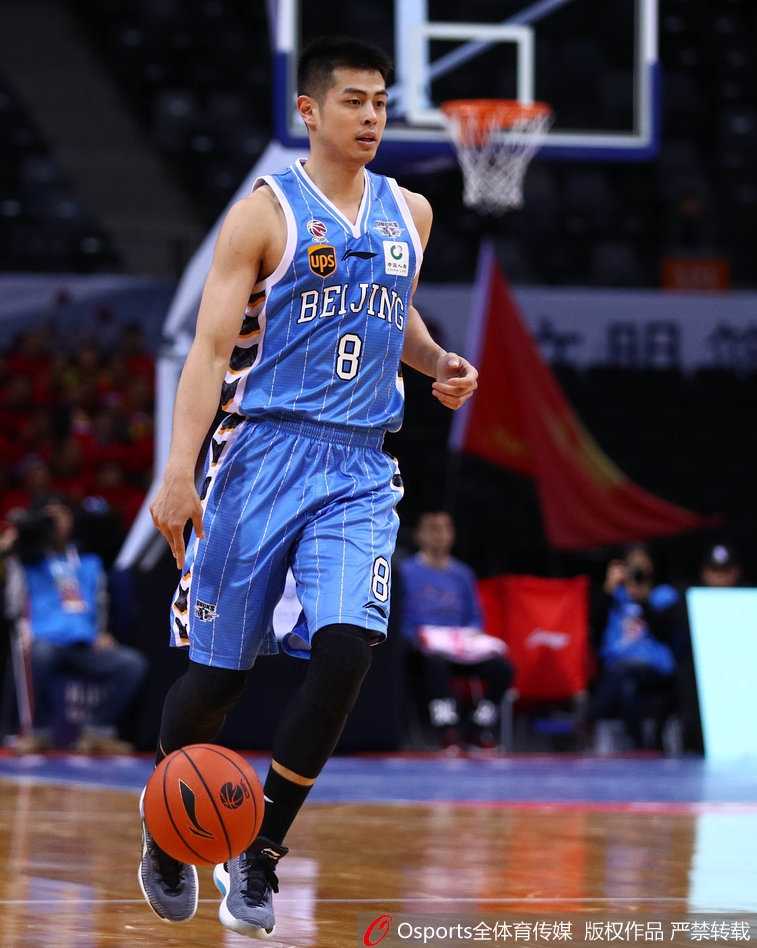 孟铎外线持球面对防守，眼神坚毅地盯着篮筐，他刚命中了一记关键的压哨三分，正握拳怒吼庆祝。