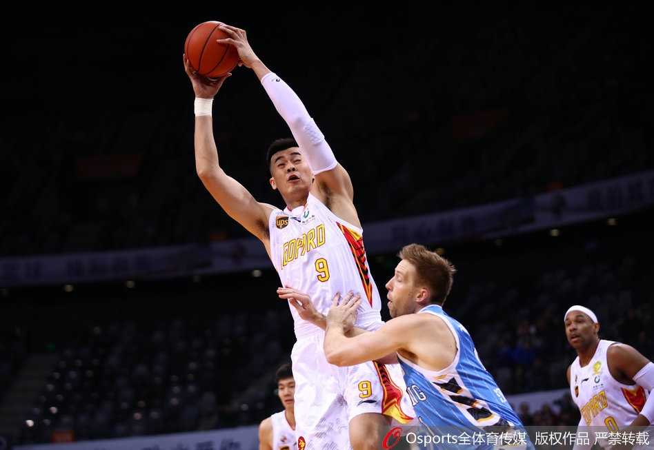 北京队翟晓川和汉密尔顿在防守中高高跃起，试图封盖深圳队的投篮，篮下拼抢一片激烈。