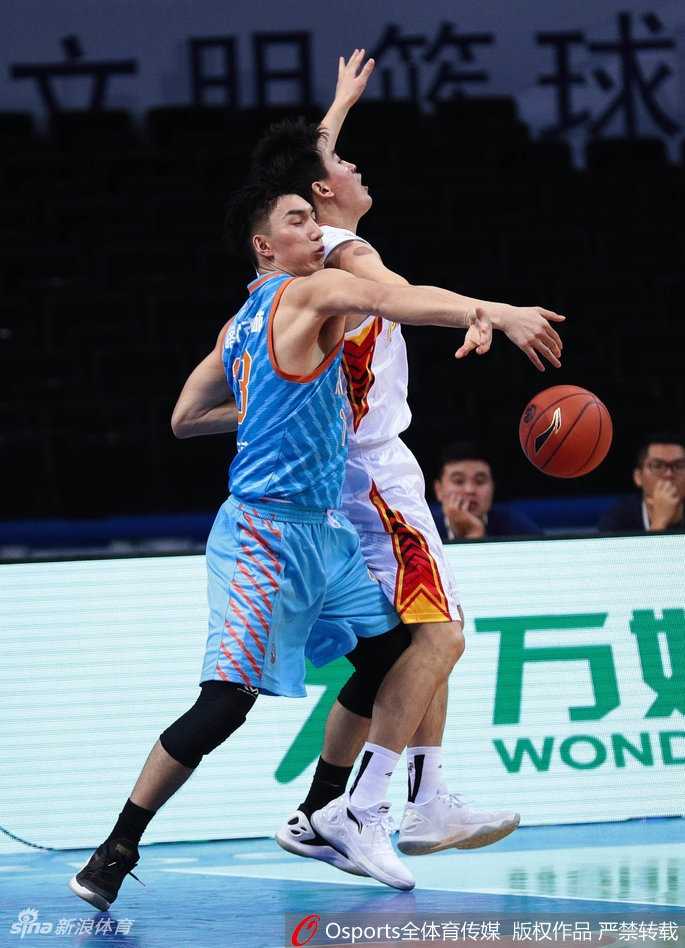 深圳队李慕豪在新疆队内线高举高打，作为深圳本土内线的支柱，他贡献了13分和7个篮板，但在对抗中面对新疆队的车轮战消耗极大。